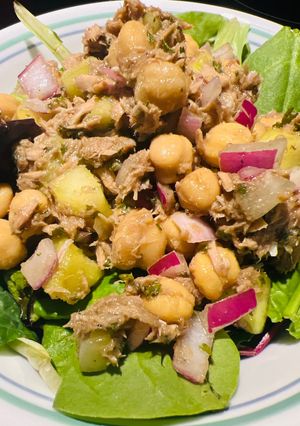 A picture of Garbanzo and Tuna Salad.