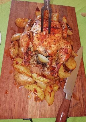 #XVIII. Egészben sült fűszeres csirke, kakukkfüves burgonyával, tepsiben sütve recept fotója