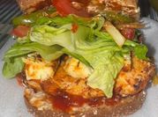 Una foto de salsa de chipotle y tomate verde