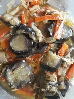 Una foto de Escabeche de pollo con berenjenas, zanahoria y cebolla
