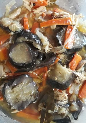 Una foto de Escabeche de pollo con berenjenas, zanahoria y cebolla