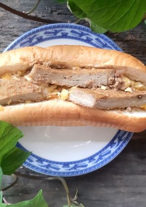 Hình của món Bánh mì trứng, chả cá.