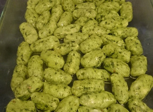 Una foto de Ñoquis de espinaca y semillas con salsa a la mantequilla y hierbas