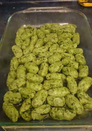 Una foto de Ñoquis de espinaca y semillas con salsa a la mantequilla y hierbas