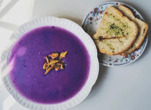 Una foto de Crema de col morada