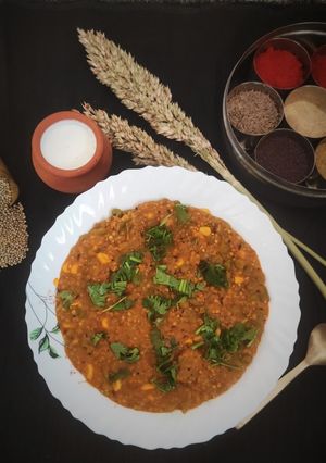બાજરા ની ખીચડી (Bajra Khichdi Recipe In Gujarati) રેસીપી મુખ્ય ફોટો