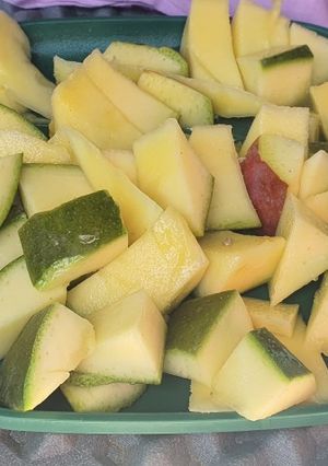Una foto de Un tentempiés. Al rico mango 🥭 🥭 🥭