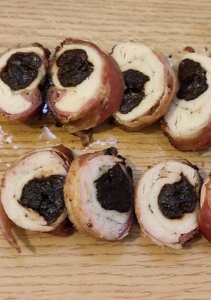 Aszalt szilvával töltött baconos csirkemell recept fotója