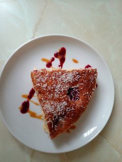 Una foto de Bizcocho de moras y coco