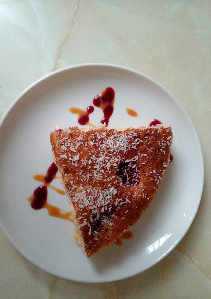Una foto de Bizcocho de moras y coco
