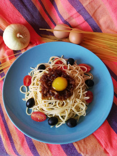 Una foto de Espaguetis con cebolla caramelizada y yema curada