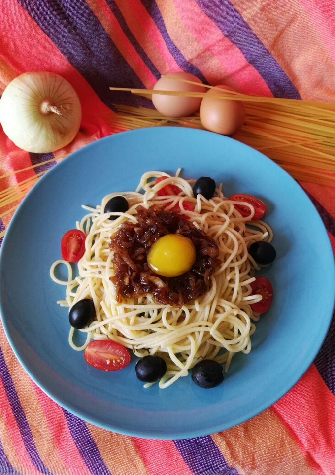 Una foto de Espaguetis con cebolla caramelizada y yema curada