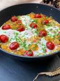 Spiegeleier mit Bulgur und Tomaten