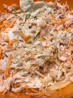 Una foto de Coleslaw (ensalada de repollo zanahoria y manzana)