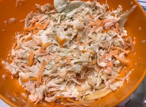 Una foto de Coleslaw (ensalada de repollo zanahoria y manzana)