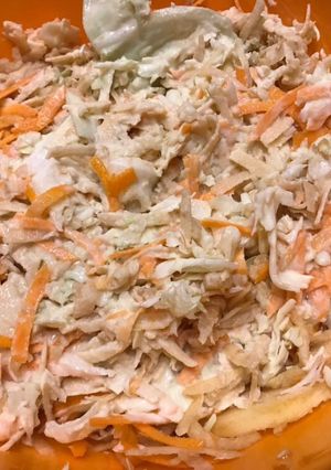 Una foto de Coleslaw (ensalada de repollo zanahoria y manzana)
