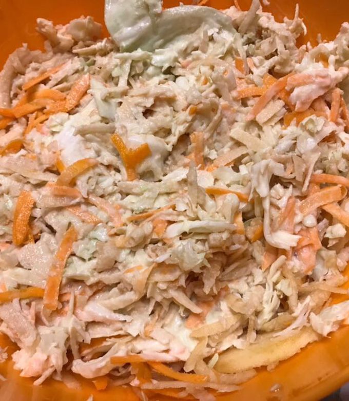 Una foto de Coleslaw (ensalada de repollo zanahoria y manzana)