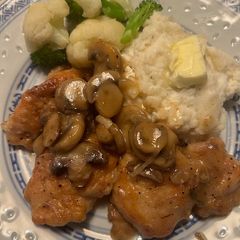 A picture of Chicken Thighs in the Marsala style.