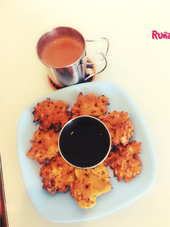 A picture of Kande Bhajji (onion fritters).