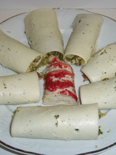Una foto de Abanico de lonchas rellenas de brócoli y surimi