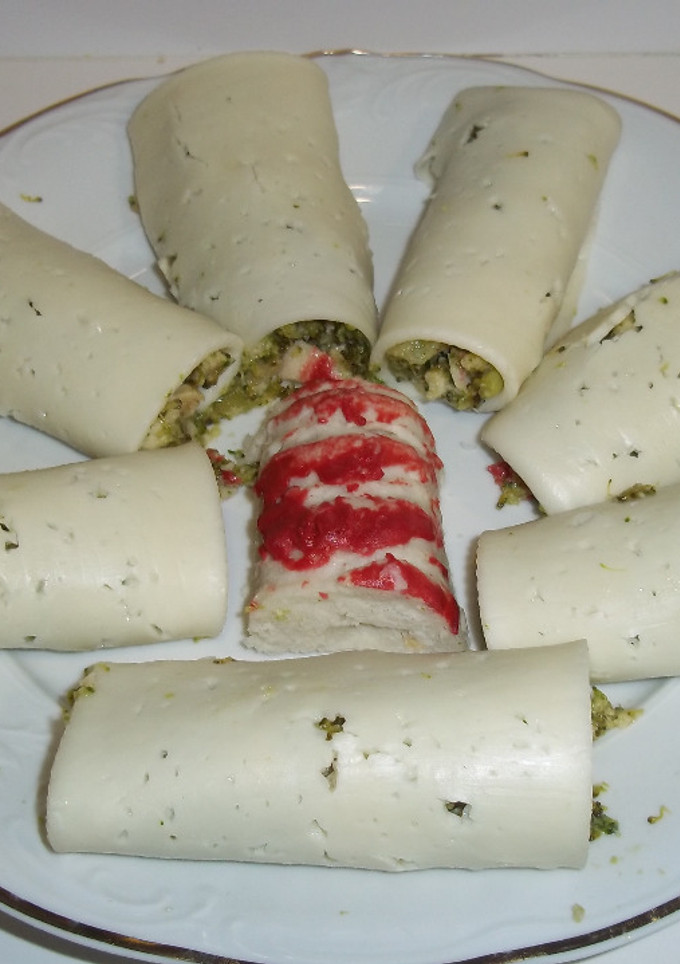 Una foto de Abanico de lonchas rellenas de brócoli y surimi