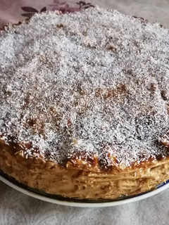 Una foto de Torta falsa de hojarasca, manjarate y durazno