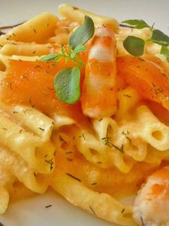 Una foto de Macarrones con salmón ahumado y langostinos