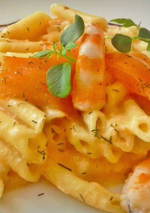 Foto principal de Macarrones con salmón ahumado y langostinos
