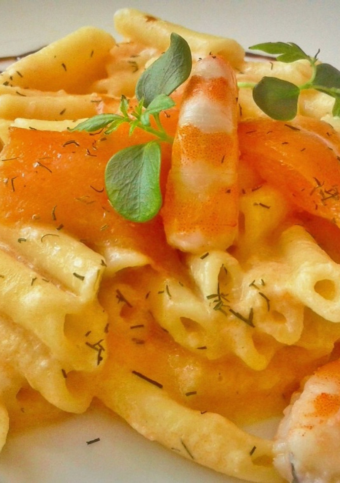 Una foto de Macarrones con salmón ahumado y langostinos