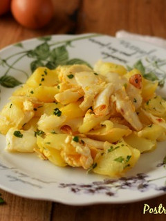 Una foto de Huevos rotos con bacalao y patatas
