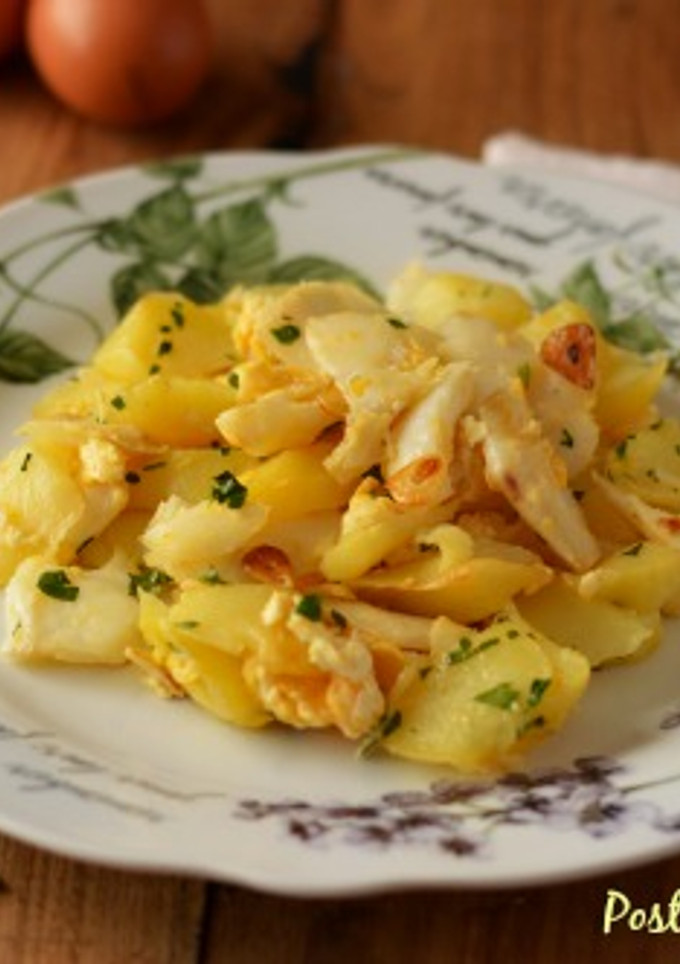 Una foto de Huevos rotos con bacalao y patatas