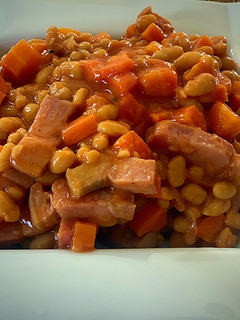 Una foto de Alubias con tomate, zanahoria y bacon