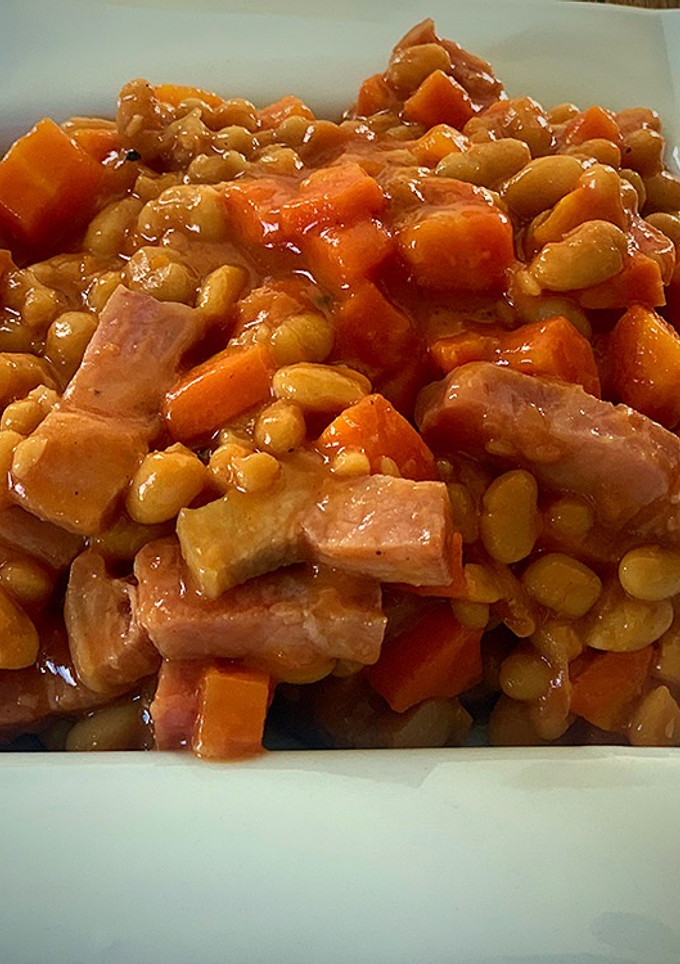 Una foto de Alubias con tomate, zanahoria y bacon