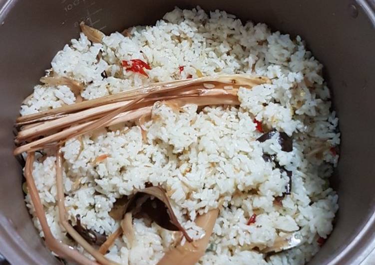 Langkah Mudah untuk Membuat Nasi liwet sunda ricecooker, Sempurna