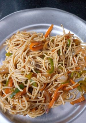 चाऊमिन (chowmein recipe in Hindi) रेसिपी मुख्य फोटो