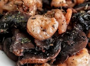 Una foto de PORTOBELLO🍄Y🍤Camarones al Ajillo...!
