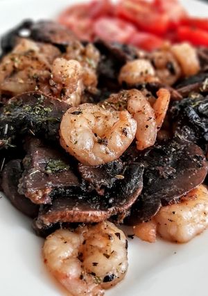 Una foto de PORTOBELLO🍄Y🍤Camarones al Ajillo...!