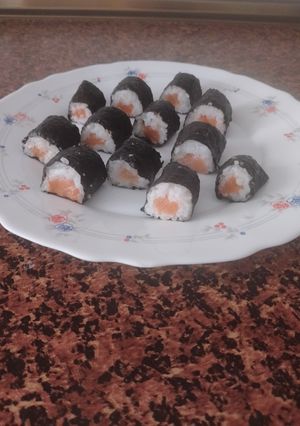 Una foto de Sushi - Hosomakis de Salmón