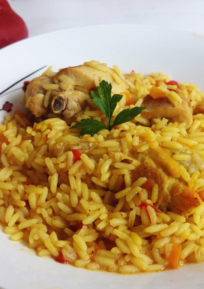Una foto de Arroz con conejo y pollo