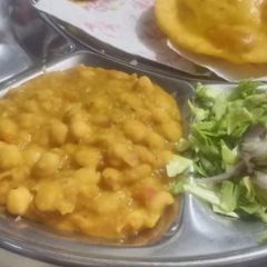 A picture of Poori chane.
