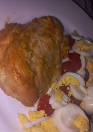 Una foto de Pollo a la Naranja, con ensalada de Cherry y Huevo