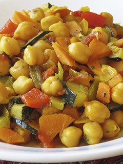 Una foto de Garbanzos salteados con vegetales al horno