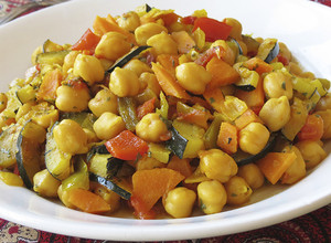 Una foto de Garbanzos salteados con vegetales al horno