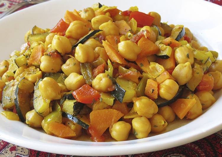 Garbanzos salteados con vegetales al horno