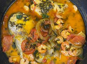 Foto de Moqueca baiana de robalo e camarão