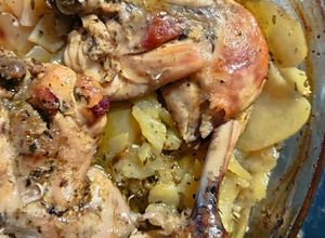 Una foto de Contramuslos de Pollo al Horno con Patatas a lo Pobre