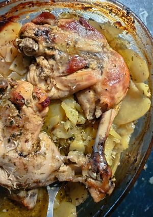 Una foto de Contramuslos de Pollo al Horno con Patatas a lo Pobre
