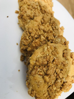 A picture of Peanuts and yoghurt cookies.