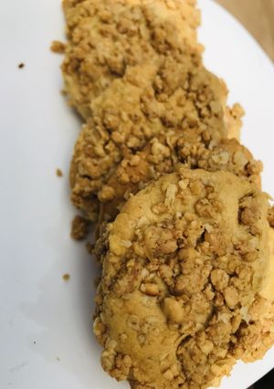 A picture of Peanuts and yoghurt cookies.