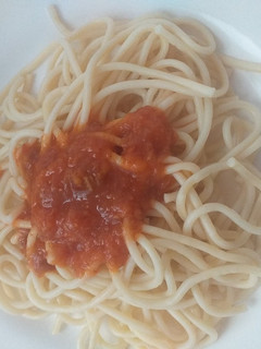 Una foto de Tallarines en salsa roja cuarentena